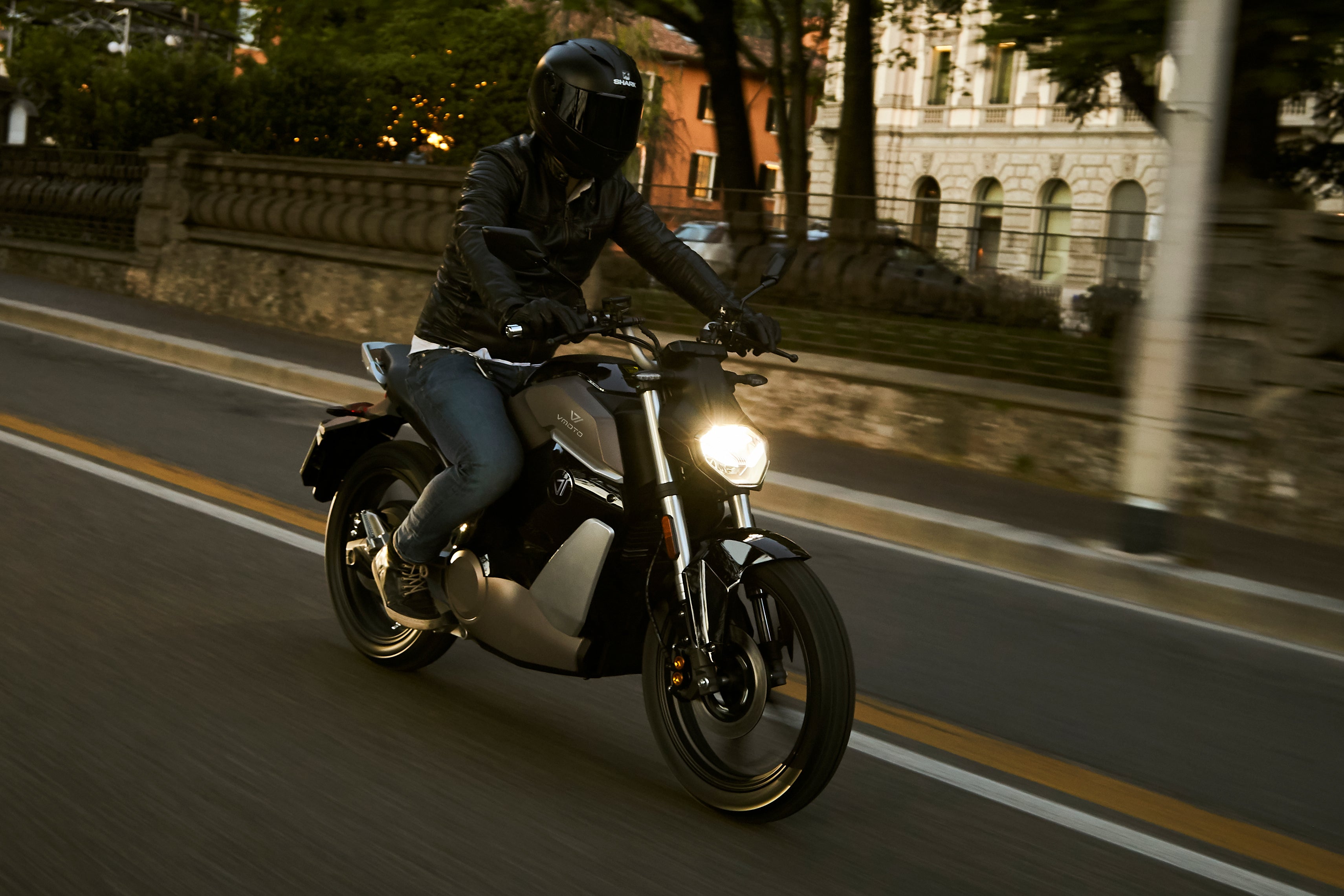 <p>Roulez <strong>électrique</strong>,<br/><em>Vivez </em><em><strong>l’innovation.</strong></em></p>